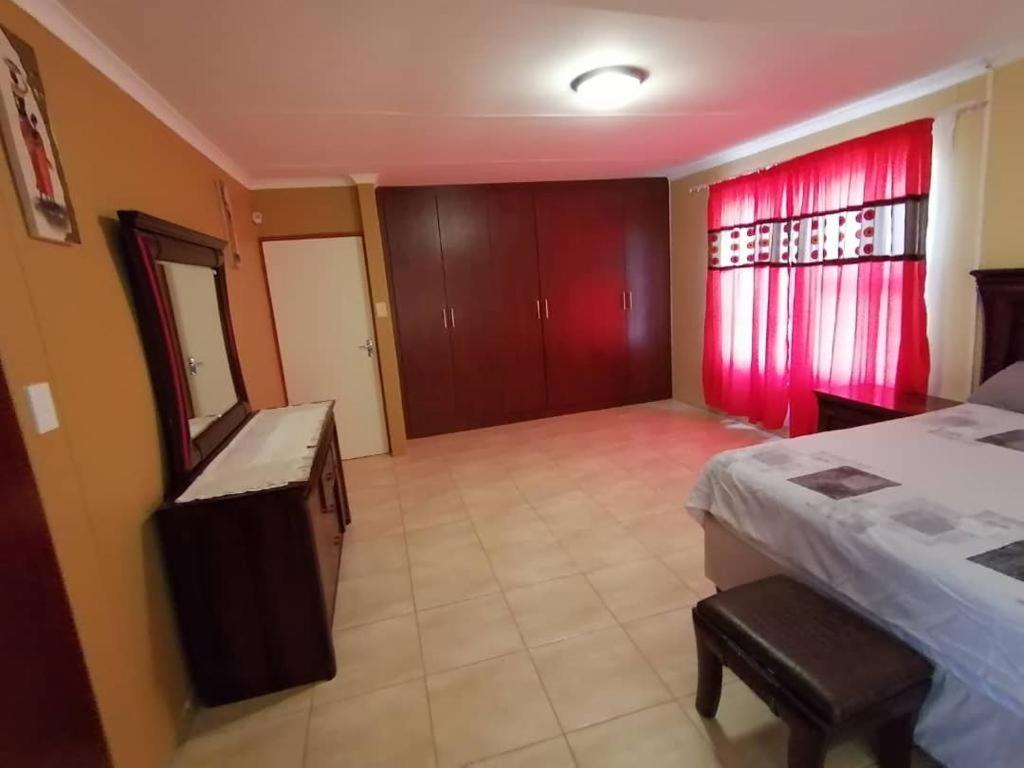 Jjp Self Catering - Three Bedroom House Luderitz Luaran gambar