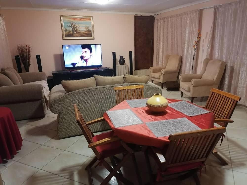 Jjp Self Catering - Three Bedroom House Luderitz Luaran gambar